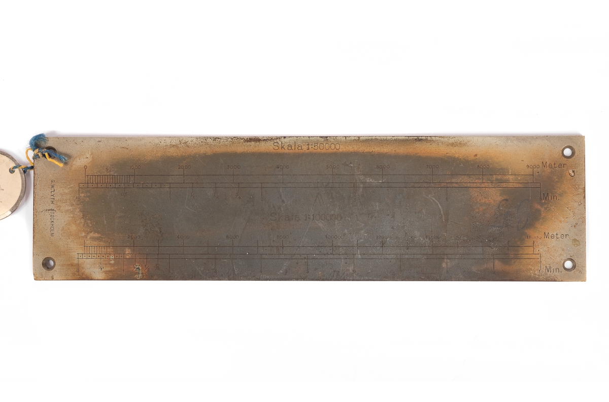 1/100.000 och 1/50.000, meter och distansminut. 4 skruvhål.