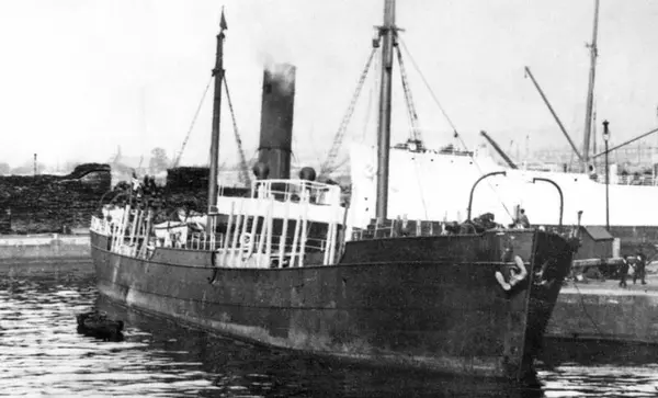 svart-hvitt bilde av dampskipet Edith