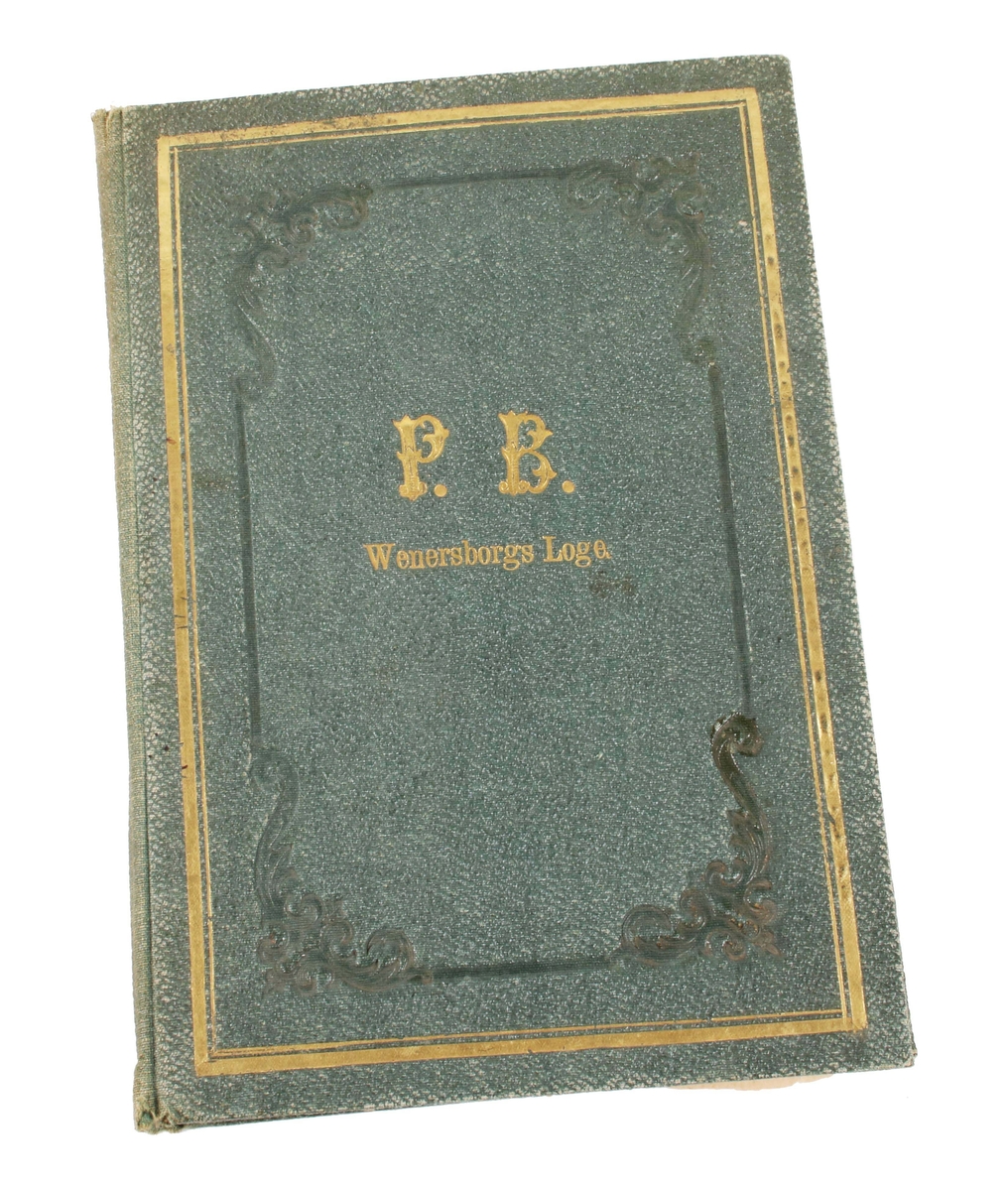 Album med svartvita fotografier av "Boråsare", som tillhört Par Bricole i Vänersborg (grundat 1839), innan denna loge infördes i Borås år 1860.

Pappband, klätt med grönt papper med strukturerad yta och dekor av reliefpressad ram, med bladornament i hörnen. Inom ramen präglat i guldtryck: "P. B. Wenersborgs Loge". Ytterst dubbla bårder i guld, varav den ena bredare. Första sidan med "bilder av "vapensköldar". Blad 1-11 med bilder av prominenta "Män från Borås". 1 blad med förteckning över namn på de avbildade männen. Sista sidan med klistrad etikett: 
"Bunden hos O. E. EDSTRÖM Wenersborg. Bladen släppt från ryggen. Bruks- och åldersslitage.

Se även fotoalbum BM 9684

Äldre historik:
Par Bricole är ett bacchanaliskt ordenssällskap endast för män, stiftat i Stockholm den 15 maj 1779 i Källaren Kejsarkronan vid Drottninggatan 6. Främsta inspirationskällorna var frimurarna och Bellmans Bacchi orden.

Namnet Par Bricole kommer av en fransk biljardterm, som betyder "med studs". Inom sällskapet tolkas det traditionellt och en smula oegentligt i stället som "av en slump", egentligen "på omvägar", "indirekt", och förkortas vanligen P.B.

Par Bricoles moderloge finns än idag i Stockholm och huserar i ordens "stamhus" Bellmanhuset vid Urvädersgränd. Orden har även dotterloger i Göteborg (Göta Par Bricole), Vänersborg (1839), Borås, Malmö, Jönköping, Sundsvall, och Örebro. (Wikipedia)