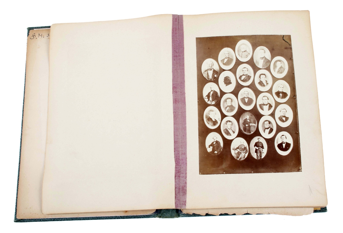 Album med svartvita fotografier av "Boråsare", som tillhört Par Bricole i Vänersborg (grundat 1839), innan denna loge infördes i Borås år 1860.

Pappband, klätt med grönt papper med strukturerad yta och dekor av reliefpressad ram, med bladornament i hörnen. Inom ramen präglat i guldtryck: "P. B. Wenersborgs Loge". Ytterst dubbla bårder i guld, varav den ena bredare. Första sidan med "bilder av "vapensköldar". Blad 1-11 med bilder av prominenta "Män från Borås". 1 blad med förteckning över namn på de avbildade männen. Sista sidan med klistrad etikett: 
"Bunden hos O. E. EDSTRÖM Wenersborg. Bladen släppt från ryggen. Bruks- och åldersslitage.

Se även fotoalbum BM 9684

Äldre historik:
Par Bricole är ett bacchanaliskt ordenssällskap endast för män, stiftat i Stockholm den 15 maj 1779 i Källaren Kejsarkronan vid Drottninggatan 6. Främsta inspirationskällorna var frimurarna och Bellmans Bacchi orden.

Namnet Par Bricole kommer av en fransk biljardterm, som betyder "med studs". Inom sällskapet tolkas det traditionellt och en smula oegentligt i stället som "av en slump", egentligen "på omvägar", "indirekt", och förkortas vanligen P.B.

Par Bricoles moderloge finns än idag i Stockholm och huserar i ordens "stamhus" Bellmanhuset vid Urvädersgränd. Orden har även dotterloger i Göteborg (Göta Par Bricole), Vänersborg (1839), Borås, Malmö, Jönköping, Sundsvall, och Örebro. (Wikipedia)