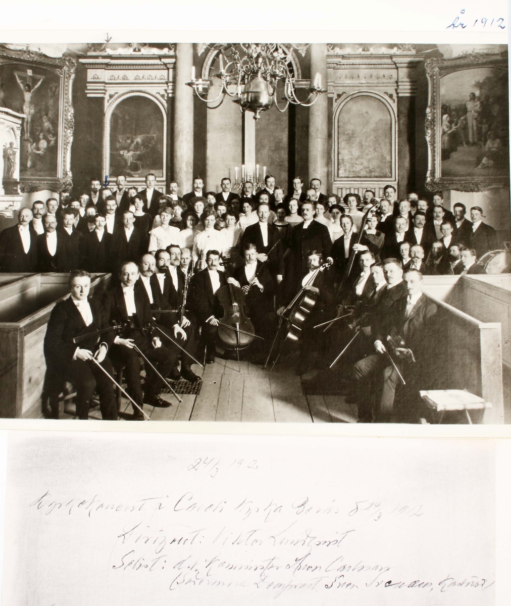 9 svartvita fotografier i hård papp och 2 i mjukt papper. Från 1900-talets början. Avbildar följande personer: Fru Hallborg, Alexander Johansson, Helena Johansson, Hilma Johansson, familjen Alexander Johansson. 1 stort fotografi från kyrkokonsert i Caroli kyrka 24/3-1912.

Proveniens: 
Givarens make, som var disponent och ordförande i sällskapet "Boråspojkarna" i Stockholm (före detta elever vid läroverket i Borås). Givarens make tog studenten i Borås 1914. 

Samhör med klippsamling BM 61427.