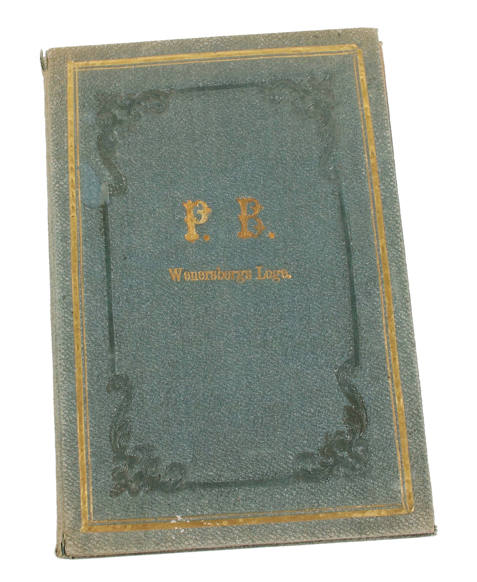 Album med svartvita fotografier av "Boråsare", som tillhört Par Bricole i Vänersborg (grundat 1839), innan denna loge infördes i Borås år 1860.

Pappband, klätt med grönt papper med strukturerad yta och dekor av reliefpressad ram, med bladornament i hörnen. Inom ramen präglat i guldtryck: "P. B. Wenersborgs Loge". Ytterst dubbla bårder i guld, varav den ena bredare. Första sidan med "färgbilder av "vapensköldar". Blad 1-11 med bilder av prominenta "Män från Borås". 1 blad med förteckning över namn på de avbildade männen. Sista sidan med klistrad etikett: 
"Bunden hos O. E. EDSTRÖM Wenersborg. Bladen släppt från ryggen. Bruks- och åldersslitage.

Se även fotoalbum BM 3448

Äldre historik:
Par Bricole är ett bacchanaliskt ordenssällskap endast för män, stiftat i Stockholm den 15 maj 1779 i Källaren Kejsarkronan vid Drottninggatan 6. Främsta inspirationskällorna var frimurarna och Bellmans Bacchi orden.

Namnet Par Bricole kommer av en fransk biljardterm, som betyder "med studs". Inom sällskapet tolkas det traditionellt och en smula oegentligt i stället som "av en slump", egentligen "på omvägar", "indirekt", och förkortas vanligen P.B.

Par Bricoles moderloge finns än idag i Stockholm och huserar i ordens "stamhus" Bellmanhuset vid Urvädersgränd. Orden har även dotterloger i Göteborg (Göta Par Bricole), Vänersborg (1839), Borås, Malmö, Jönköping, Sundsvall, och Örebro. (Wikipedia)
