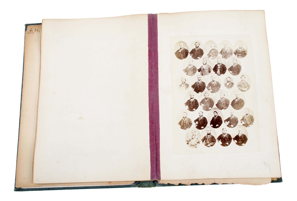 Album med svartvita fotografier av "Boråsare", som tillhört Par Bricole i Vänersborg (grundat 1839), innan denna loge infördes i Borås år 1860.

Pappband, klätt med grönt papper med strukturerad yta och dekor av reliefpressad ram, med bladornament i hörnen. Inom ramen präglat i guldtryck: "P. B. Wenersborgs Loge". Ytterst dubbla bårder i guld, varav den ena bredare. Första sidan med "bilder av "vapensköldar". Blad 1-11 med bilder av prominenta "Män från Borås". 1 blad med förteckning över namn på de avbildade männen. Sista sidan med klistrad etikett: 
"Bunden hos O. E. EDSTRÖM Wenersborg. Bladen släppt från ryggen. Bruks- och åldersslitage.

Se även fotoalbum BM 9684

Äldre historik:
Par Bricole är ett bacchanaliskt ordenssällskap endast för män, stiftat i Stockholm den 15 maj 1779 i Källaren Kejsarkronan vid Drottninggatan 6. Främsta inspirationskällorna var frimurarna och Bellmans Bacchi orden.

Namnet Par Bricole kommer av en fransk biljardterm, som betyder "med studs". Inom sällskapet tolkas det traditionellt och en smula oegentligt i stället som "av en slump", egentligen "på omvägar", "indirekt", och förkortas vanligen P.B.

Par Bricoles moderloge finns än idag i Stockholm och huserar i ordens "stamhus" Bellmanhuset vid Urvädersgränd. Orden har även dotterloger i Göteborg (Göta Par Bricole), Vänersborg (1839), Borås, Malmö, Jönköping, Sundsvall, och Örebro. (Wikipedia)
