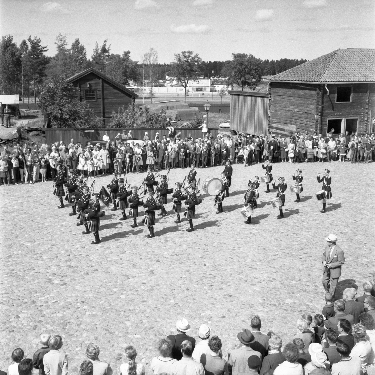 Arrangemang med säckpipblåsare i Gamla Linköping där detaljerna är oklara. Det skedde sommaren 1961, sannolikt sista helgen i juli månad. Vid sidan av själva evenemanget ger motiven en ögonblicksbild av friluftsmuseets framväxt. Vid tiden restes Ekmanska gården, flyttad från Ågatan 43.