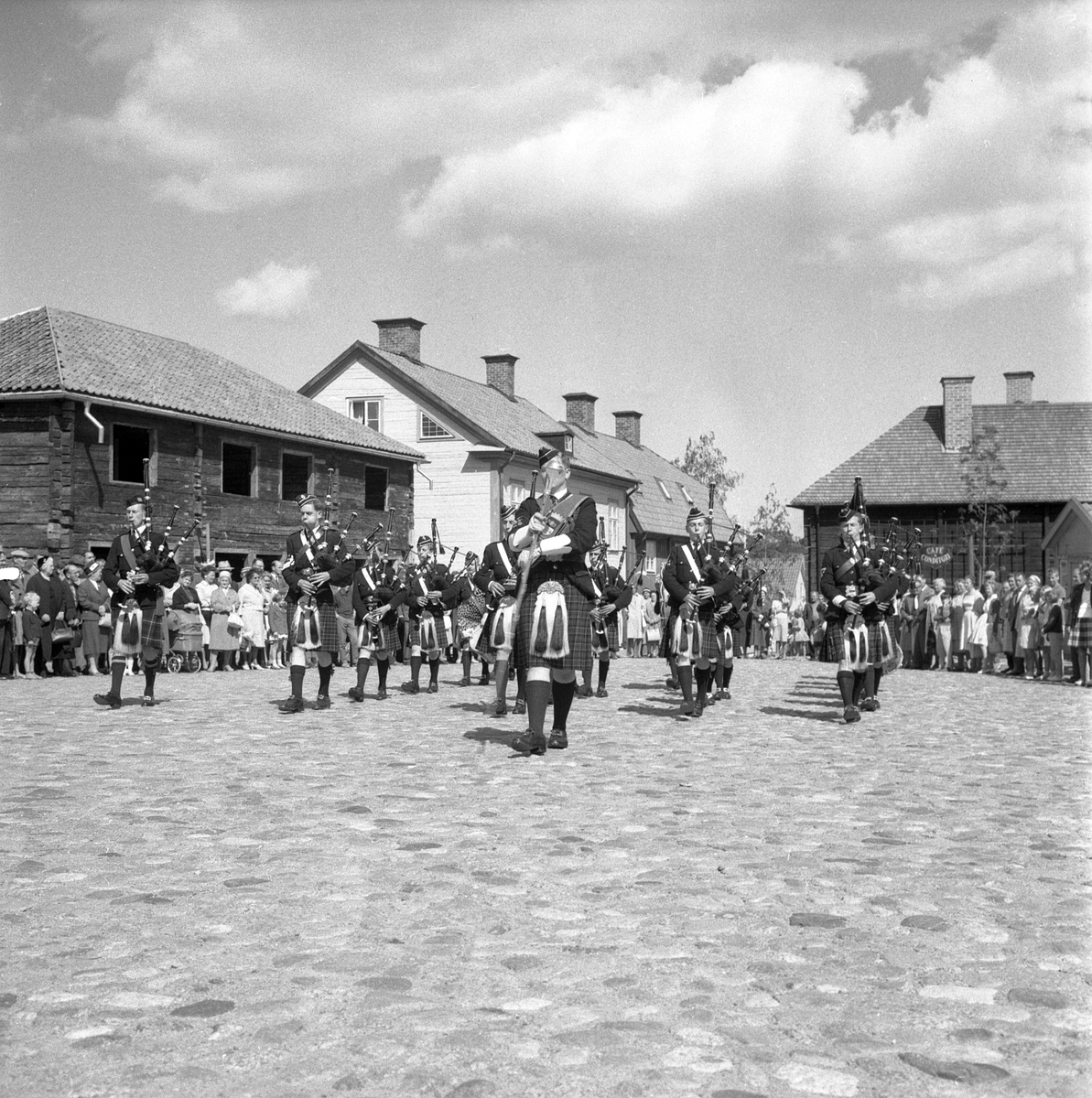 Arrangemang med säckpipblåsare i Gamla Linköping där detaljerna är oklara. Det skedde sommaren 1961, sannolikt sista helgen i juli månad. Vid sidan av själva evenemanget ger motiven en ögonblicksbild av friluftsmuseets framväxt. Vid tiden restes Ekmanska gården, flyttad från Ågatan 43.