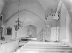 Interiör av Herrestad kyrka. Bilden visar hur kyrkan tog sig ut efter 1851 års grundliga renovering då bland annat altardisken tillkom. Från tiden kan sannolikt även räknas kaminen med sitt värmespridande rökrör. Predikstolen är emellertid av mycket äldre datum, inköpt redan år 1687 från Vadstena och bär mäster Måns Gabrielssons hand.