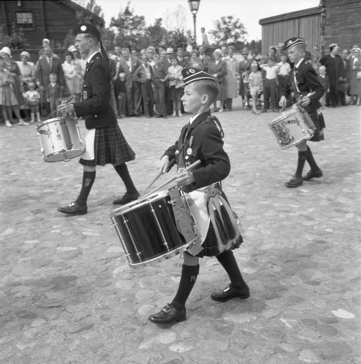 Arrangemang med säckpipblåsare i Gamla Linköping där detaljerna är oklara. Det skedde sommaren 1961, sannolikt sista helgen i juli månad. Vid sidan av själva evenemanget ger motiven en ögonblicksbild av friluftsmuseets framväxt. Vid tiden restes Ekmanska gården, flyttad från Ågatan 43.