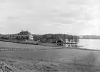 Fredrika Bremer-förbundets lanthushållsseminarie söder om Rimforsa. Seminariet öppnades 1907 och disponerade då en jordbruksfastighet om cirka 12 ha. Huvudbyggnaden inrymde jämte undervisningslokaler även bostäder för lärare och elever. Odaterad bild i tid för lärosätets öppnande.