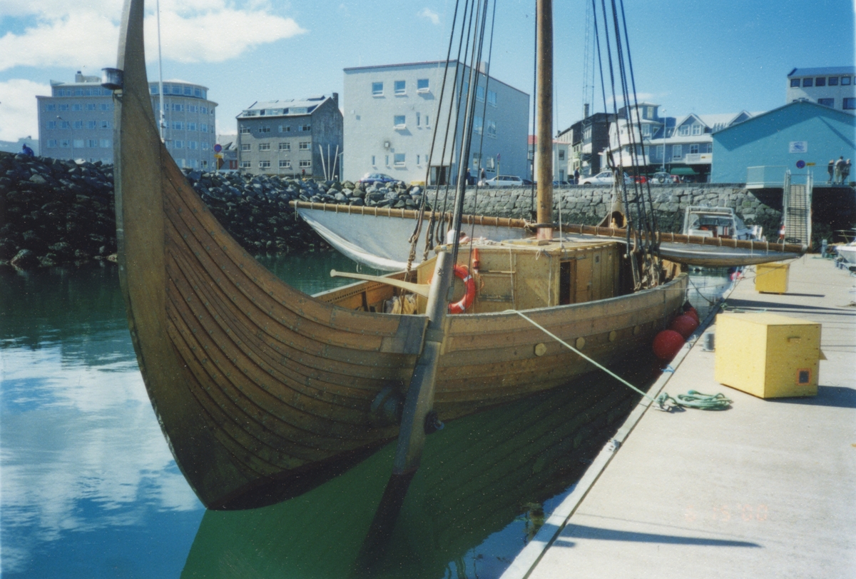 Utställningen "Människor och båtar i Norden" på fartyget M/S NORDWEST. Utställningsfartyg vid kaj.