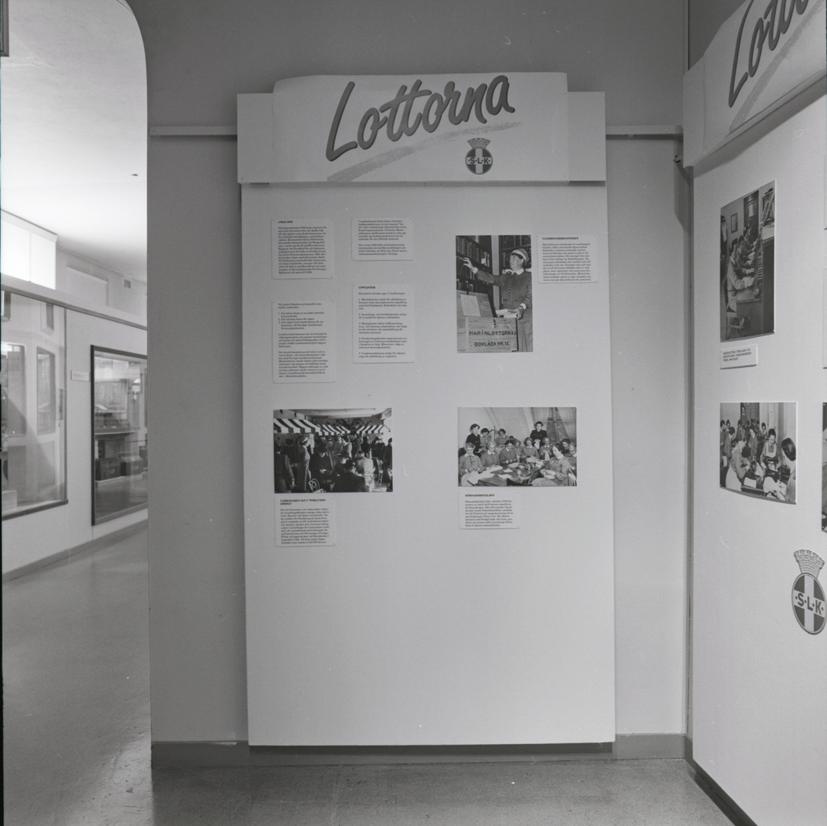 Utställningen "Marinlottakåren 50 år". Skärmutställning om Marinlottakåren. Fotografier och text.