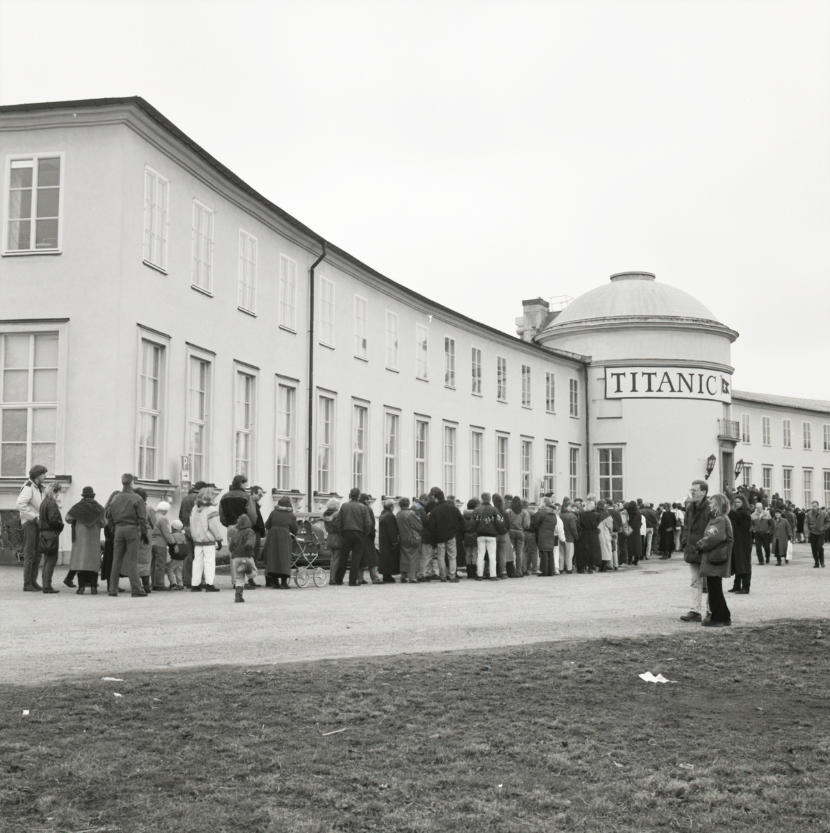 Utställningen "Titanics skatter".  Kö utanför museet vid utställningens vernissagtillfälle.