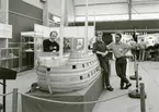 Utställning på Hobbymässan om byggandet av VASA-modellen. Tre av museets modellbyggare visar modellen på mässan. Från vänster Göran Forss, Stefan Bruhn och Lars Eriksson.