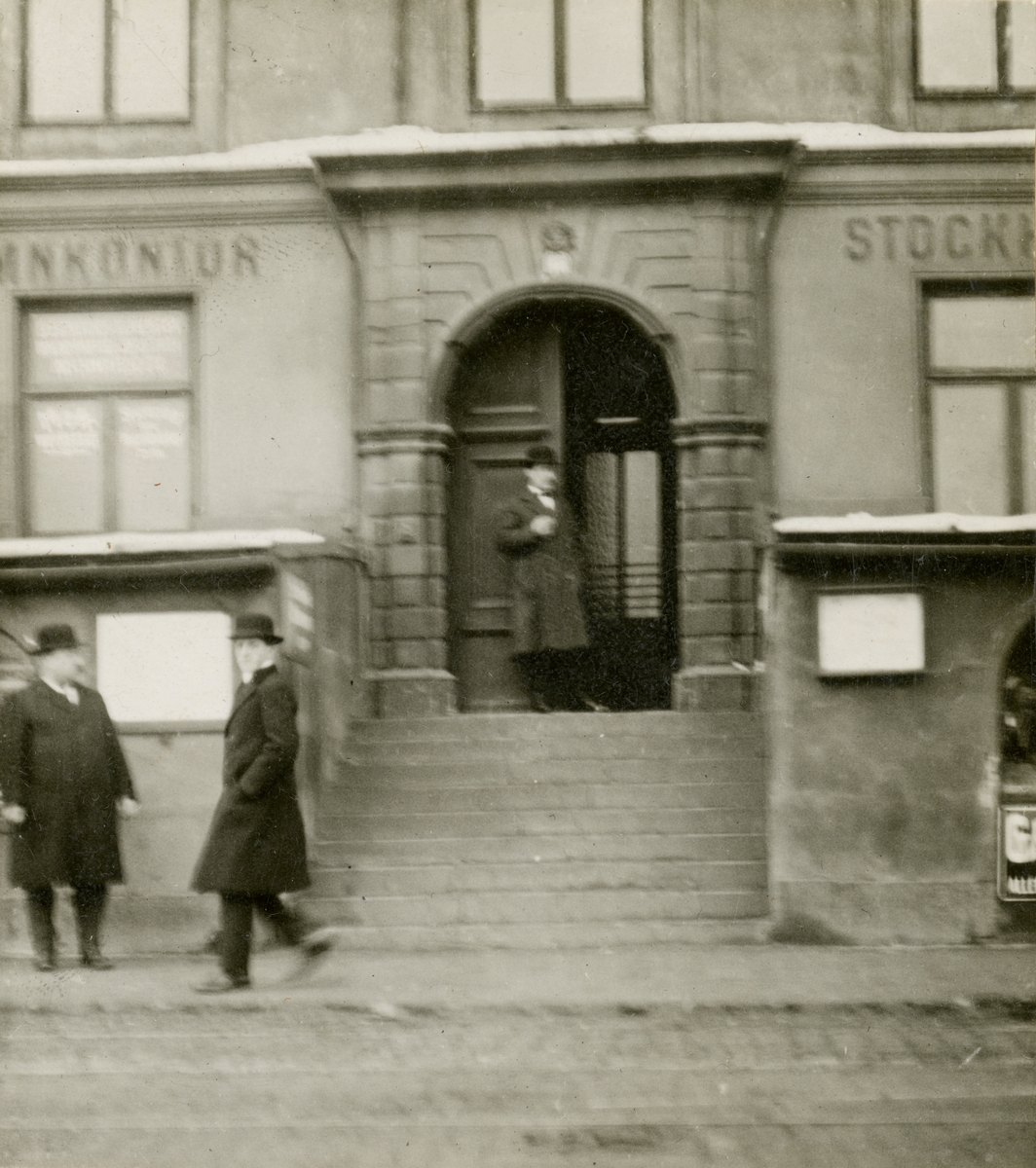 Entré till Sjöfartsmuseets första lokaler år 1914-1916 på Skeppsbron 46 i Stockholm.