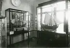 Utställning i Segelfartygsavdelningen på Sjöfartsmuseet, Skeppsbron 46, Stockholm. Fartygsmodeller i glasmontrar.