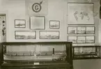 Sjöfartsmuseum, Skeppsbron 46, Stockholm. Utställning i Yngre ångfartygsrummet, Grängesbergsavdelningen, i Sjömanskapsavdelningen. Interiörbild med fartygsmodeller i glasmontrar.