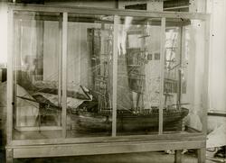 Utställning i Sjöfartsmuseum, Skeppsbron 46, Stockholm. Zett