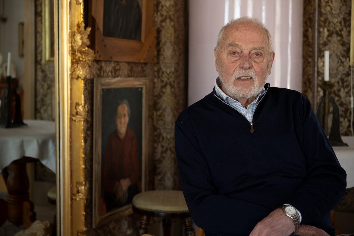 Porträtt av Bengt Sahlström i salen på Sahlströmsgården