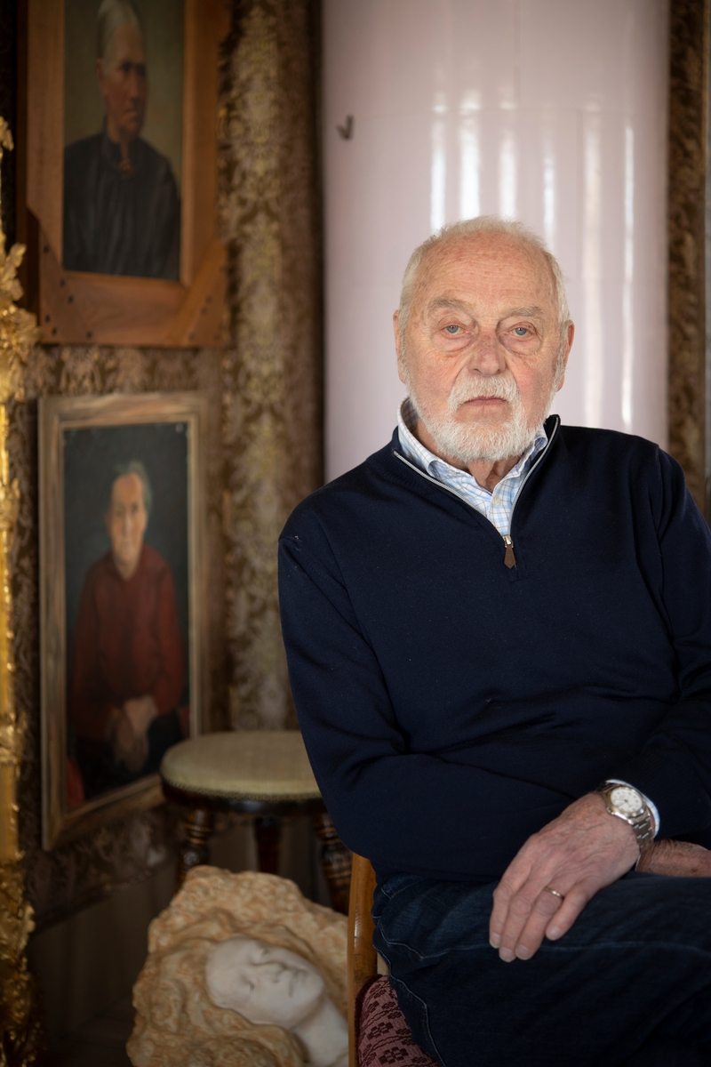 Porträtt av Bengt Sahlström i salen på Sahlströmsgården