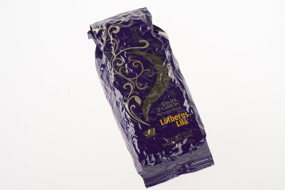 Kaffeförpackningar i kartong och plast av sorterna:
Black Intense: En lila förpackning av kartong med namnet på smaken tryckt på ovansidan "black intense", samt en gul logotype: "Löfbergs lila". Förpackningen innehåller 10 espresso kaffekapslar (vilket står på förpackningen).
Dark passion: En lila förpackning i plast med ett motiv på framsidan bestående av ett ljusare ornament som slingrar sig ur en kopp. Samt ett genomskinligt vågformat parti vid sidan om motivet. Förpackningen har en text med namnet på smaken "dark passion" samt logotypen "Löfbergs lila". Förpackningen innehåller mörkbruna kaffebönor.