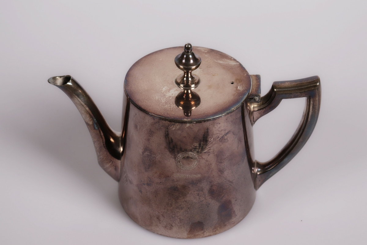 Kaffekanne i sølvplett, kalt hotellsølv, med hank , tut og lokk