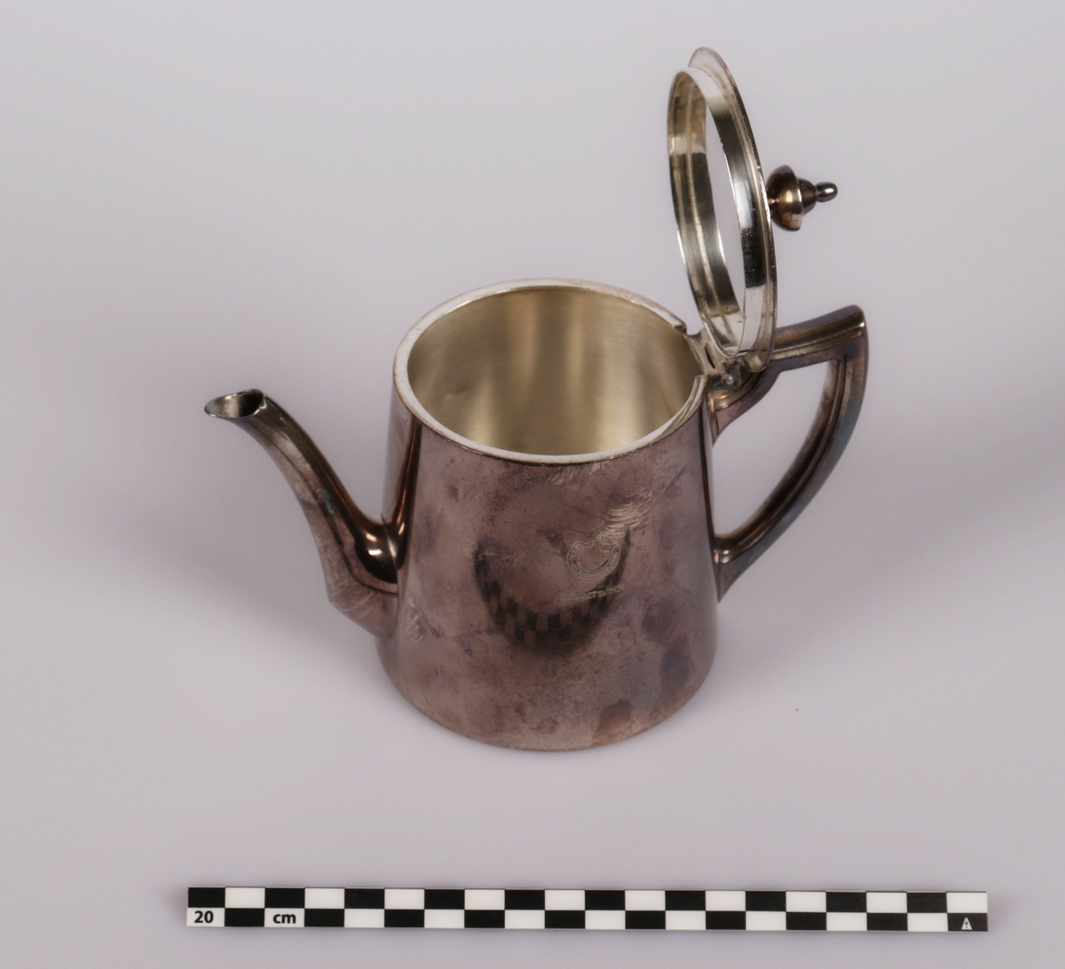 Kaffekanne i sølvplett, kalt hotellsølv, med hank , tut og lokk