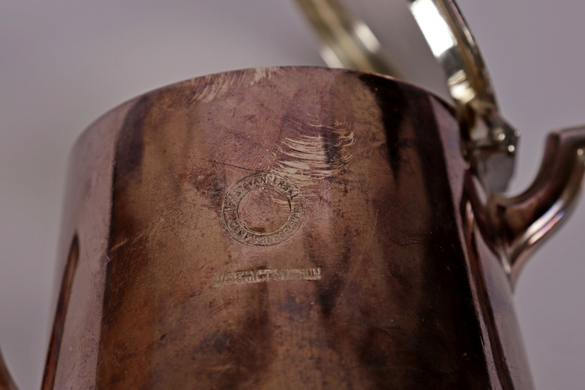 Kaffekanne i sølvplett, kalt hotellsølv, med hank , tut og lokk