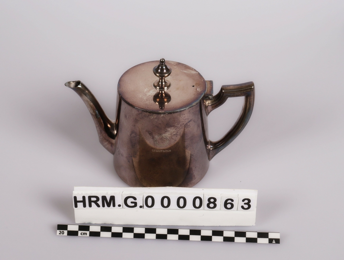 Kaffekanne i sølvplett, kalt hotellsølv, med hank , tut og lokk