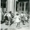 Västerås, kv. Irma.
Ringlek vid Hwasserska skolan, Glasgatan 2. 1946.