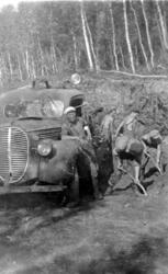 Veiarbeidere med lastebil