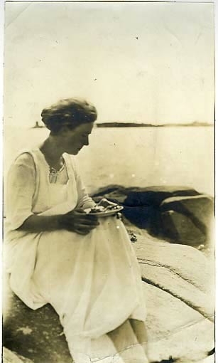 Kvinnoporträtt. Alice Bexell Schmiterlöw sitter och äter på en klippa vid havet i Varberg.