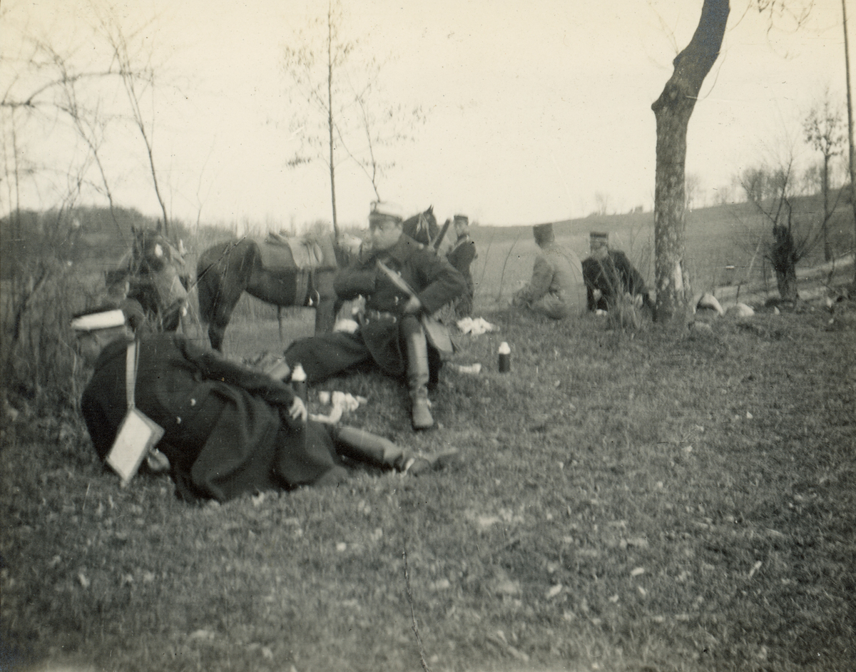 Rastande soldater i grönskan. 

Notering under foto i Album 13: Frukostrast vid Torna Hellestad.