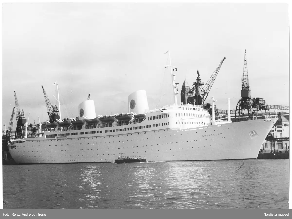 Göteborg. M/S "Gripsholm" (byggd 1957),   i Göteborgs hamn. 
M/S Gripsholm var ett passagerarfartyg som trafikerade Svenska Amerikalinjen över Atlanten från Göteborg. Hon återvände från sin sista kryssning 1975. Den första M/S Gripsholm levererades 27 november 1925 till Svenska Amerika Linien i Göteborg som rederiets första nybygge och var då Sveriges och världens första dieseldrivna passagerarfartyg i atlanttrafik.