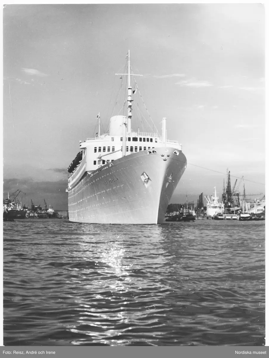 Göteborg. M/S "Gripsholm" lämnar Göteborgs hamn. M/S Gripsholm var ett passagerarfartyg som trafikerade Svenska Amerikalinjen över Atlanten från Göteborg. Fartyget på bilden är det andra som bygges 1957. Hon återvände från sin sista kryssning 1975. Den första M/S Gripsholm levererades 27 november 1925 till Svenska Amerika Linien i Göteborg som rederiets första nybygge och var då Sveriges och världens första dieseldrivna passagerarfartyg i atlanttrafik.