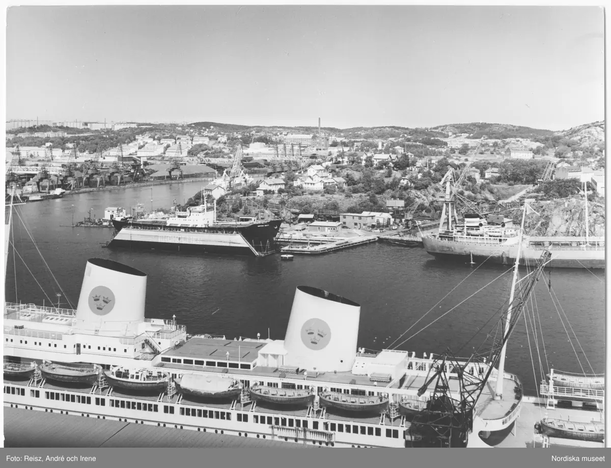 Göteborg. Hamnen med M/S Kungsholm. M/S Kungsholm var ett passagerarfartyg som trafikerade Svenska Amerikalinjen över Atlanten från Göteborg. Fartyget på bilden är det andra som gjorde sin jungrfruresa Göteborg New York i november 1953. Den första M/S Kungsholm kom i tjänst hos Svenska Amerika Linien i Göteborg 1928.