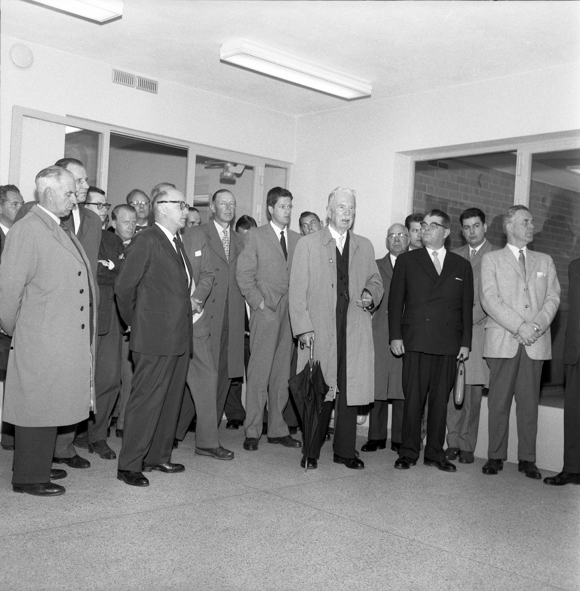 Bildsvit från invigningen av Linköpings nya reningsverk 1961. På bilderna ses bland andra landshövding Per Eckerberg, förre stadsläkaren Carl Wittberg, chefredaktör Hilmer Johansson, kommunalråd Gunnar Perland, disponent Carl Johansson samt byggnadschef Sven Ledskog.