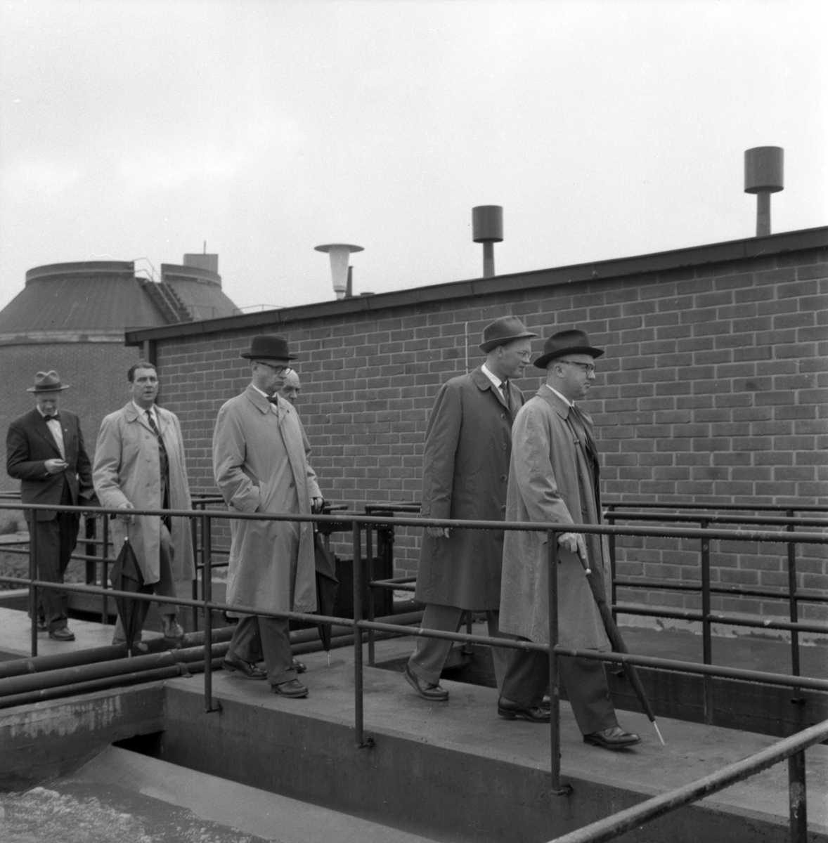 Bildsvit från invigningen av Linköpings nya reningsverk 1961. På bilderna ses bland andra landshövding Per Eckerberg, förre stadsläkaren Carl Wittberg, chefredaktör Hilmer Johansson, kommunalråd Gunnar Perland, disponent Carl Johansson samt byggnadschef Sven Ledskog.