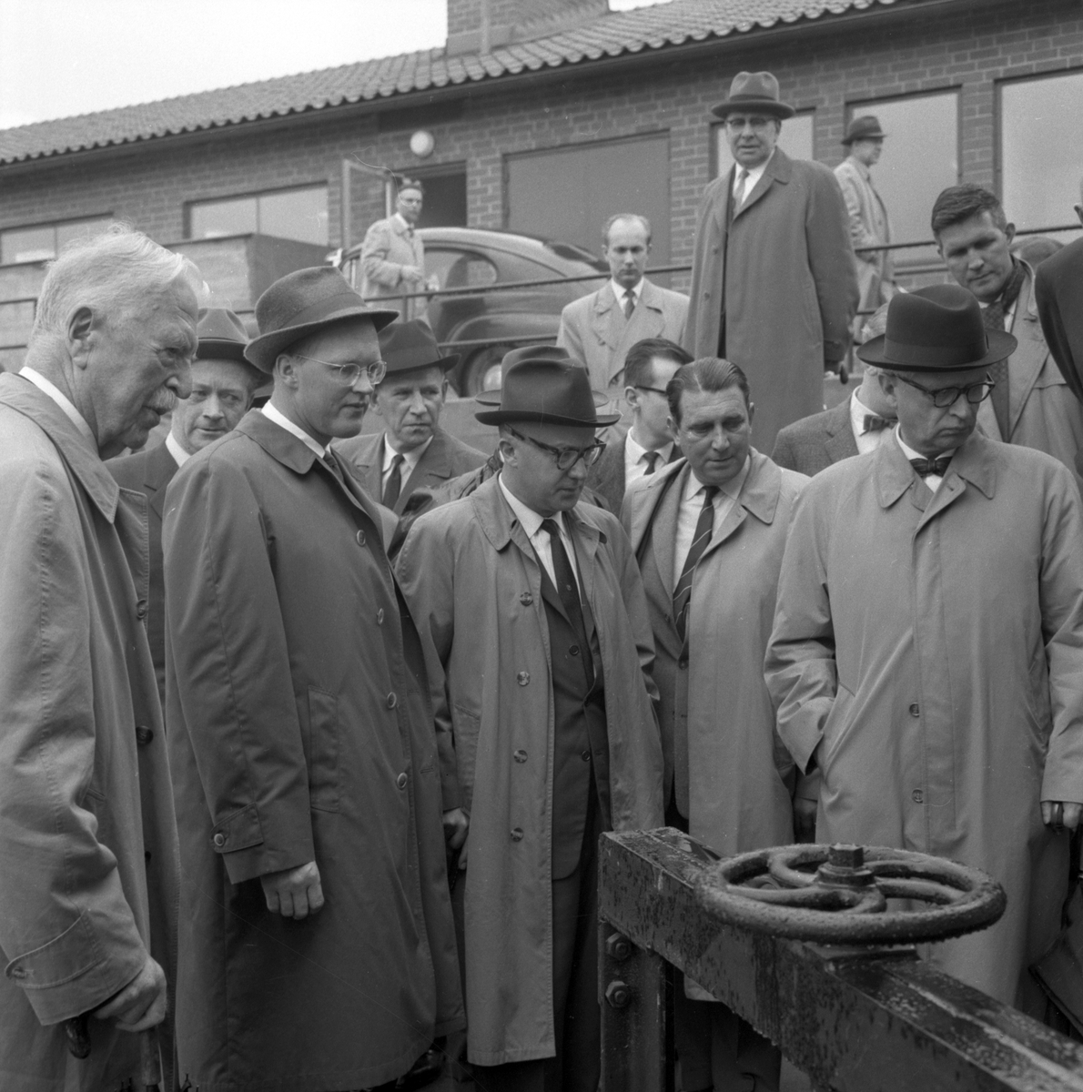 Bildsvit från invigningen av Linköpings nya reningsverk 1961. På bilderna ses bland andra landshövding Per Eckerberg, förre stadsläkaren Carl Wittberg, chefredaktör Hilmer Johansson, kommunalråd Gunnar Perland, disponent Carl Johansson samt byggnadschef Sven Ledskog.