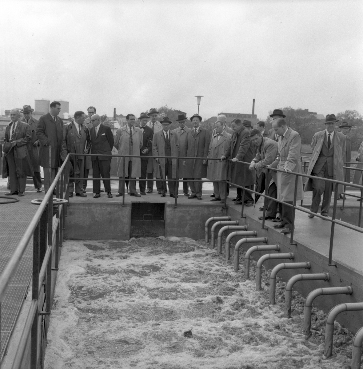 Bildsvit från invigningen av Linköpings nya reningsverk 1961. På bilderna ses bland andra landshövding Per Eckerberg, förre stadsläkaren Carl Wittberg, chefredaktör Hilmer Johansson, kommunalråd Gunnar Perland, disponent Carl Johansson samt byggnadschef Sven Ledskog.
