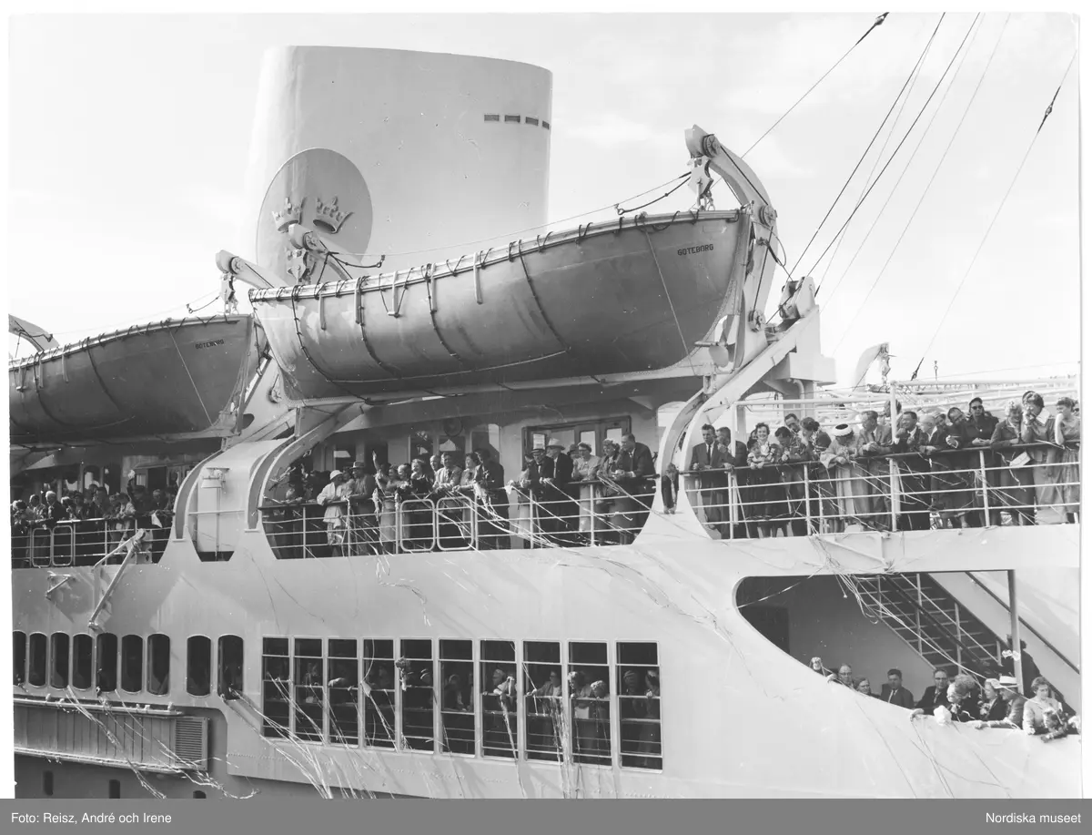 Göteborg. M/S "Gripsholm" , som trafikerade Svenska Amerika Linien (Göteborg - New York) klar att lämna Göteborgs hamn. Möjligen är detta jungfruturen 1957, för fartyg nummer två med detta namn att korsa Atlanten.