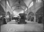 Centralposthuset, Vasagatan.  Postkontor Stockholm 1. 1903.  Stora
hallen, allmänhetens avdelning Östra delen.  Carl Wilhelmssons
väggmålning tillkom senare.