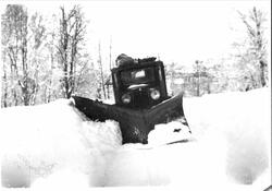 Ford lastebil med snøplog brøyter vegen på Sandstrand.