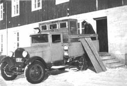 Melkebil ved lasterampen ved meieriet på Evenskjer.