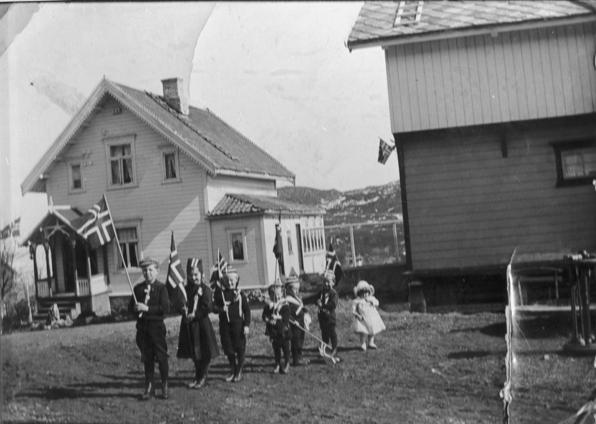 Rikard og Anna Kaarbøs barnebarn, fotografert på tunet i Kaarbøgården.