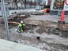 Framrensning av husgrund i schaktprofil under arkeologisk schaktningsövervakning vid Stadsbiblioteket, Gävle stad och kommun. Foto mot öster. L1951:5633.