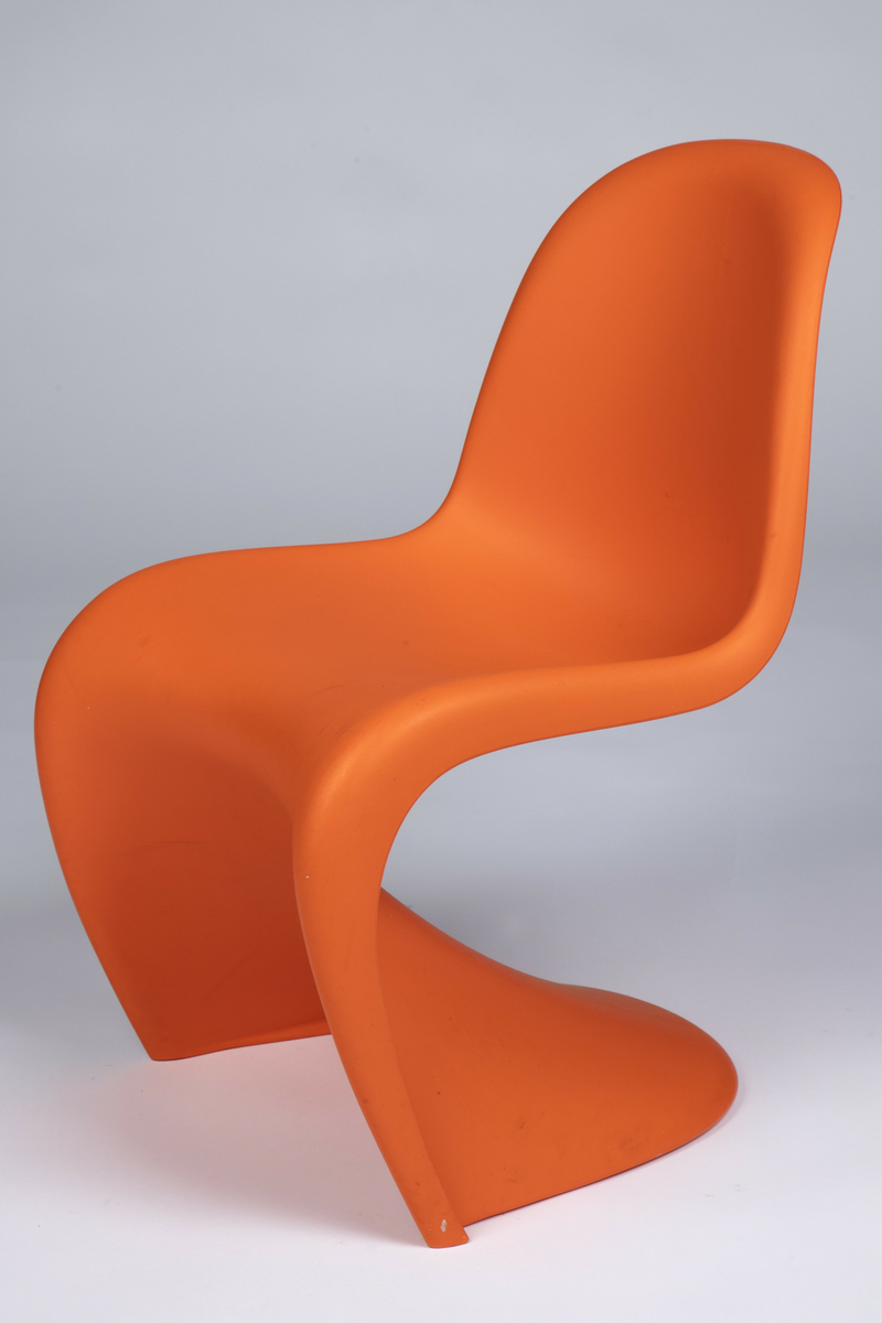 Panton Junior er identisk med den originale Panton Chair når det gjelder materiale og form. Denne versjonen er imidlertid 25 prosent mindre, derav navnet Junior. Stolen er støpt i ett stykke plast og har myke, avrundede former med god ryggstøtte.