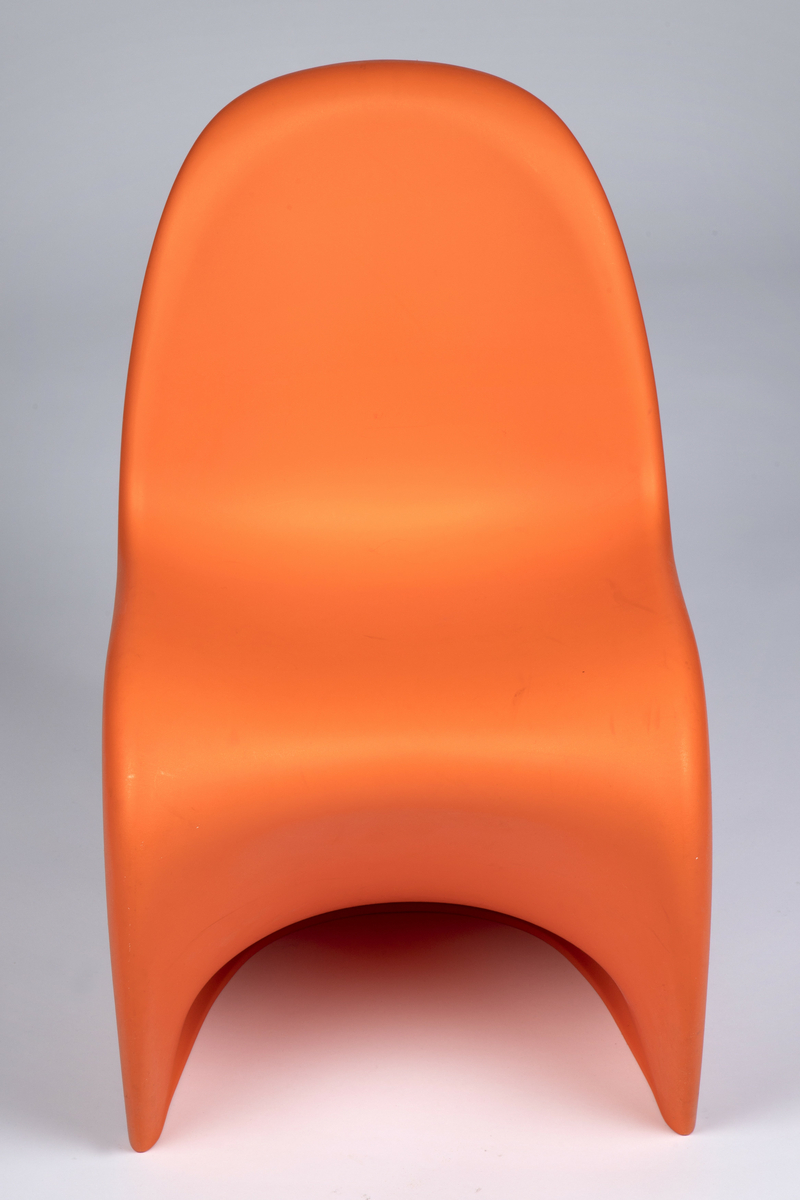 Panton Junior er identisk med den originale Panton Chair når det gjelder materiale og form. Denne versjonen er imidlertid 25 prosent mindre, derav navnet Junior. Stolen er støpt i ett stykke plast og har myke, avrundede former med god ryggstøtte.