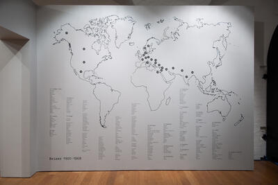 Dokumentasjonsbilde fra utstillingsrommet. Kart over reisene til Elisabeth Meyer.