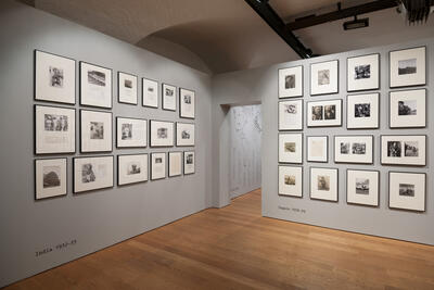 Dokumentasjonsbilde fra utstillingsrommet. Bilder på vegg.