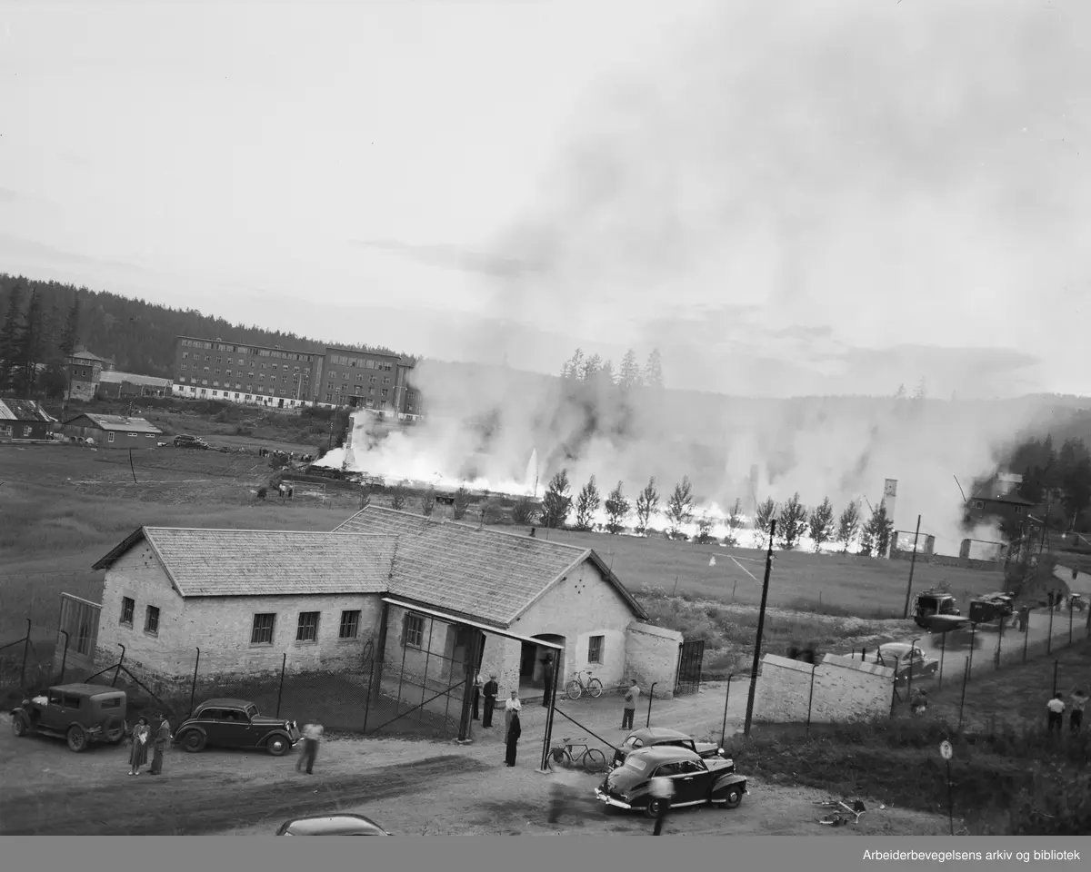 Brann i betjeningsbrakka på Ilebu, 18 juli 1949. Fra 1940 til 1945: Grini fangeleir. Fra 1945 til 1949: brukt til soning for dømte i landssvikoppgjøret. I dag: Ila fengsel og forvaringsanstalt.