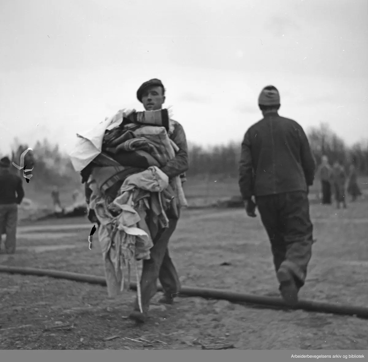 Brann i betjeningsbrakka på Ilebu, 18 juli 1949. Fra 1940 til 1945: Grini fangeleir. Fra 1945 til 1949: brukt til soning for dømte i landssvikoppgjøret. I dag: Ila fengsel og forvaringsanstalt..